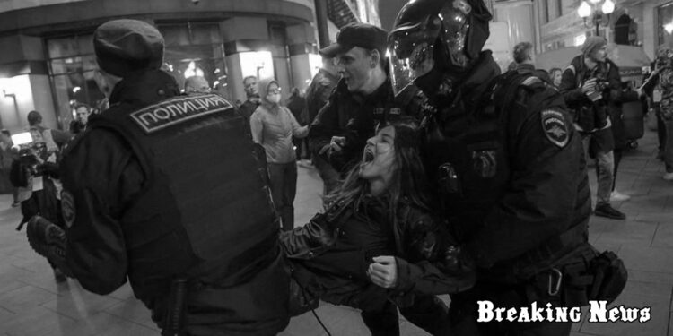 «Це не суперечить закону»: У Кремлі заявили, що на акціях проти «часткової мобілізації» продовжуватимуть роздавати повістки