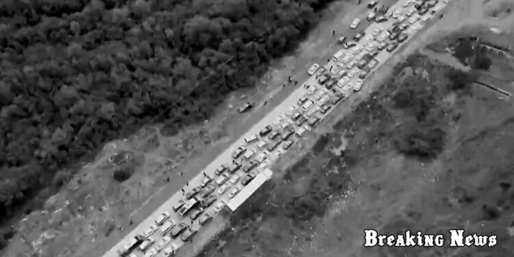 На випадок прориву резервістів. До пункту пропуску на кордоні РФ з Грузією під'їхав БТР з солдатами