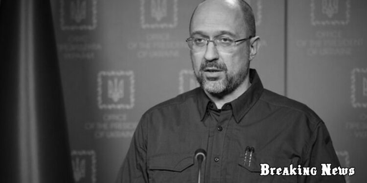 Кабмін заборонив чиновникам виїжджати за кордон під час війни