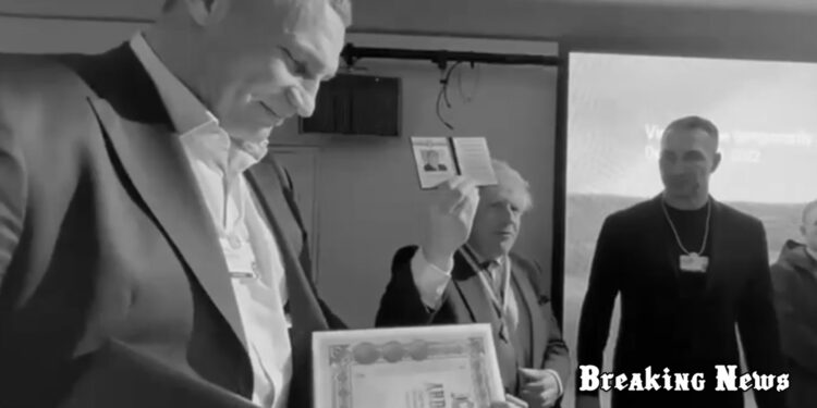 Кличко зустрівся з Джонсоном у Давосі та вручив йому відзнаку "Почесний громадянин Києва". ВIДЕО