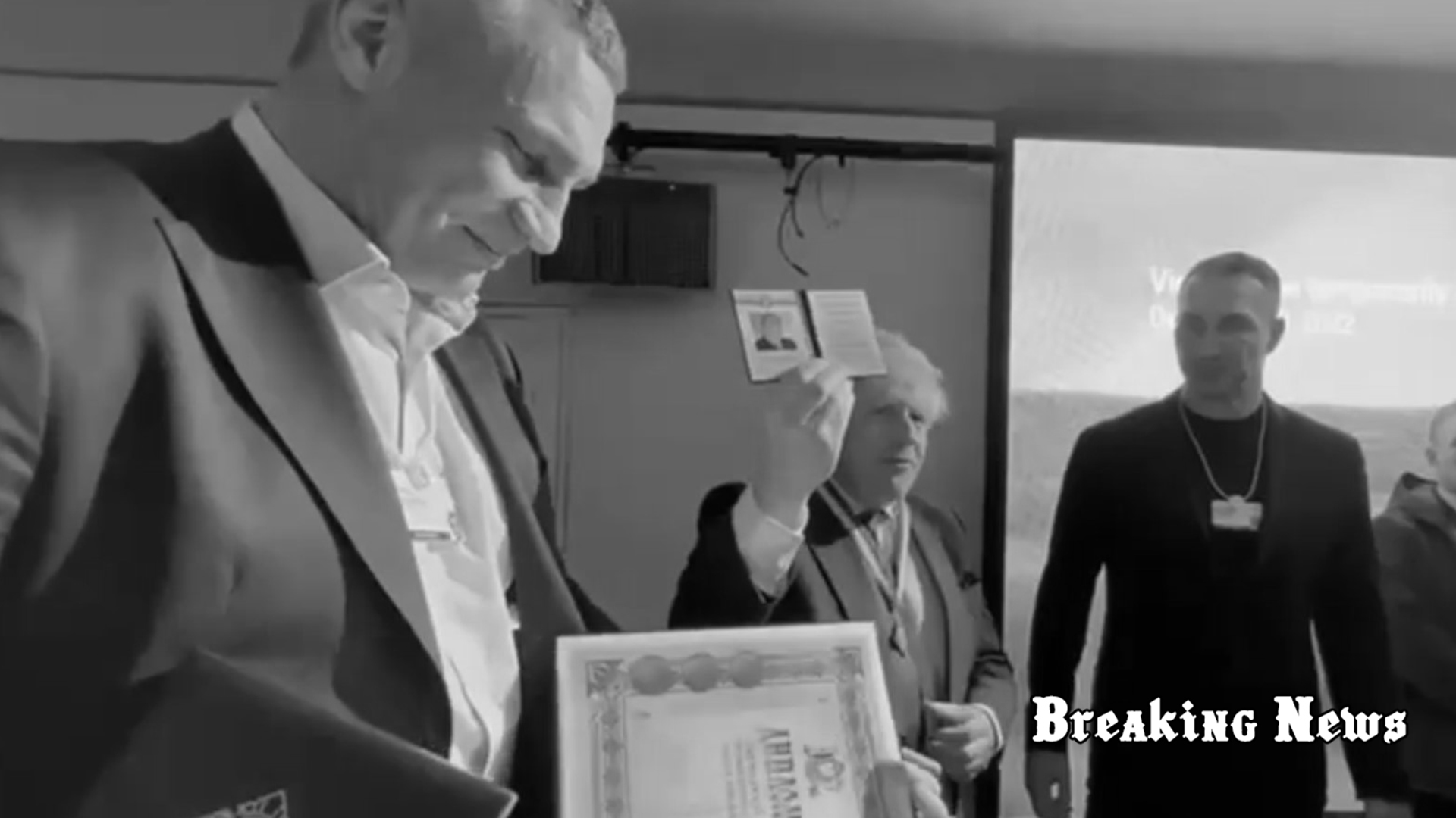 Кличко зустрівся з Джонсоном у Давосі та вручив йому відзнаку "Почесний громадянин Києва". ВIДЕО