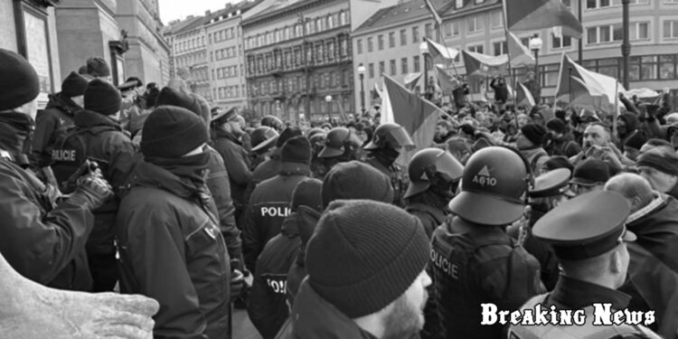 Проросійські демонстранти у Празі хотіли зняти прапор України. Їх затримала поліція
