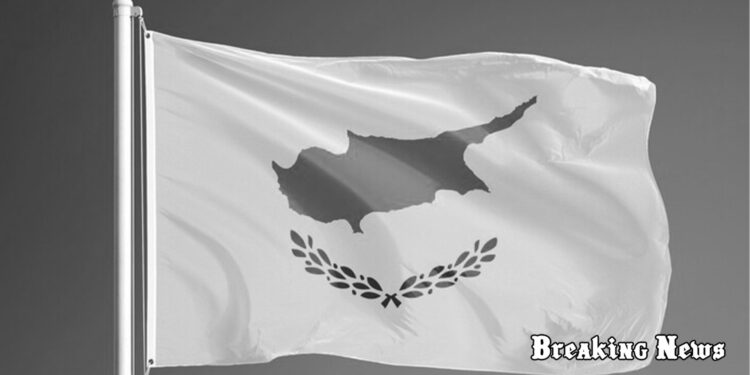 Кіпр заблокував рахунки 13 осіб, яких пов’язують з російськими олігархами Абрамовичем та Усмановим