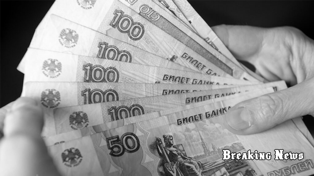 У Росії все частіше використовують готівку, що свідчить про негативні зміни в економіці – Bloomberg