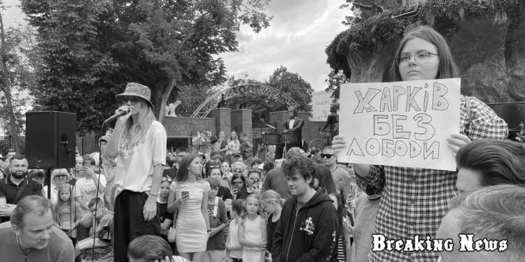 Скандал із Лободою у Харкові: дівчина, яка стояла з плакатом, відреагувала на виправдання співачки