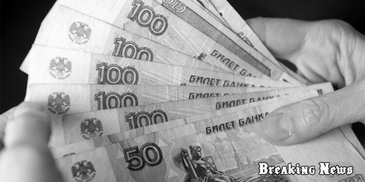 У Росії все частіше використовують готівку, що свідчить про негативні зміни в економіці – Bloomberg