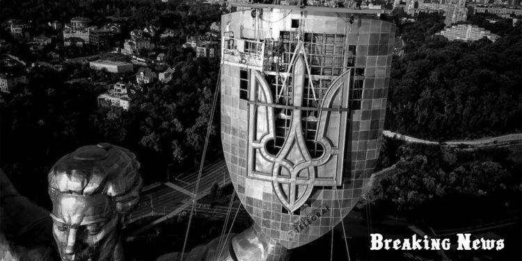 На монумент “Батьківщина-мати” встановили тризуб
