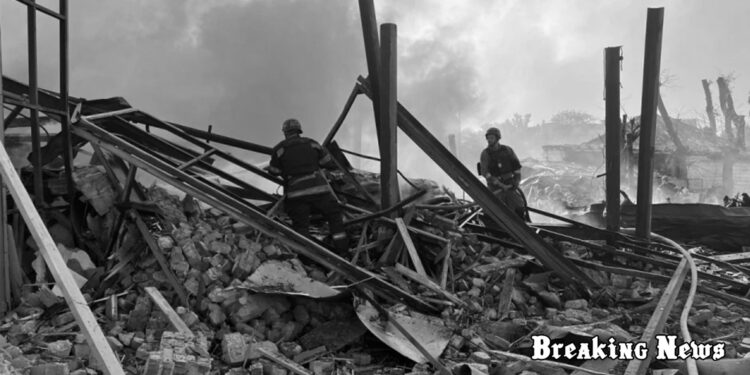 Росіяни вдарили ракетою по адмінбудівлі поліції у Кривому Розі: загинув правоохоронець, кількість постраждалих зросла до 60