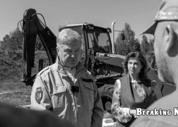 Порошенко привіз FPV-дрони, квадроцикли та екскаватор для фортифікацій у розвідбат