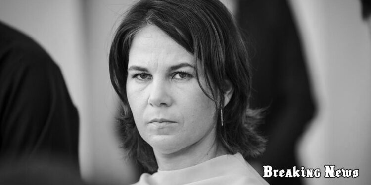 Бербок пригрозила Китаю наслідками за постачання зброї Росії: можливі санкції від ЄС