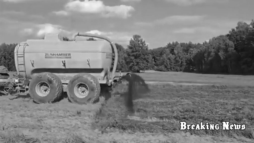 Поляки розливають гній уздовж білоруського кордону: навіщо вони це роблять і до чого тут священні книги