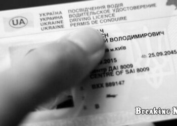 Чоловіки за кордоном, які не оновили дані, не зможуть отримати важливу послугу: Кабмін прийняв постанову