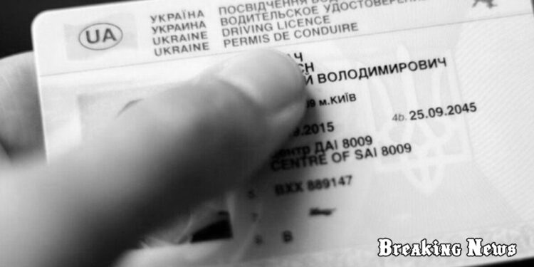 Чоловіки за кордоном, які не оновили дані, не зможуть отримати важливу послугу: Кабмін прийняв постанову