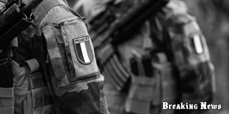 військових